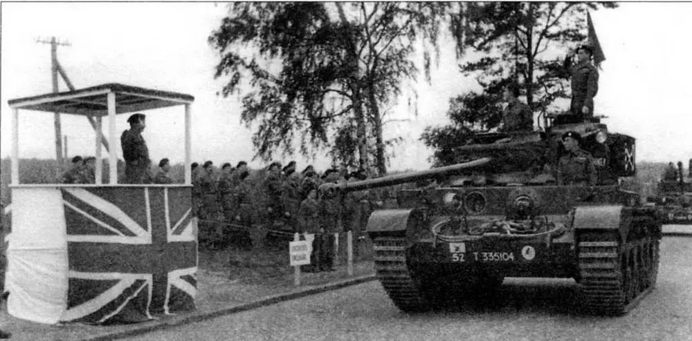 Командир 1го Королевского танкового полка стоя в башне своего А34 Comet - фото 55