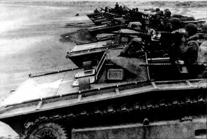 Подразделение морской пехоты на плавающих транспортерах LVT2 во время - фото 15