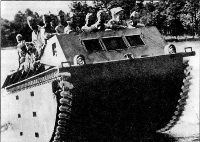 LVT1 во время испытаний во Флориде 1943 год К серийному выпуску LVT1 фирма - фото 9