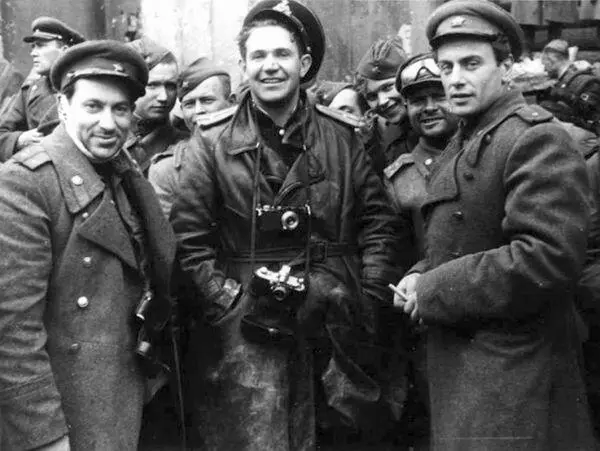 Тёмин слева с коллегами военными корреспондентами Кем в этом случае плёнка - фото 12