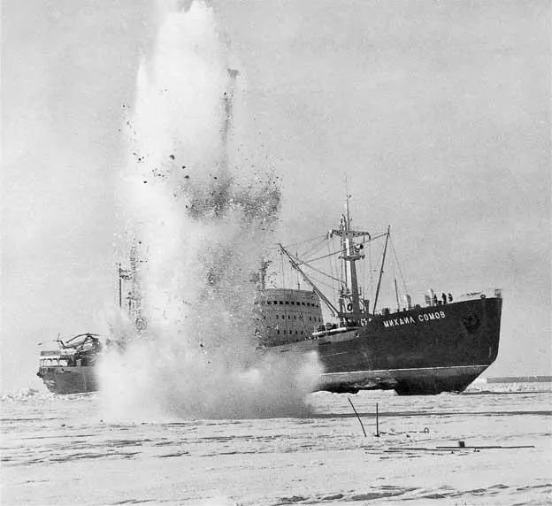 Борьба со льдом с помощью взрывов район станции Новолазаревская 1979 г - фото 11