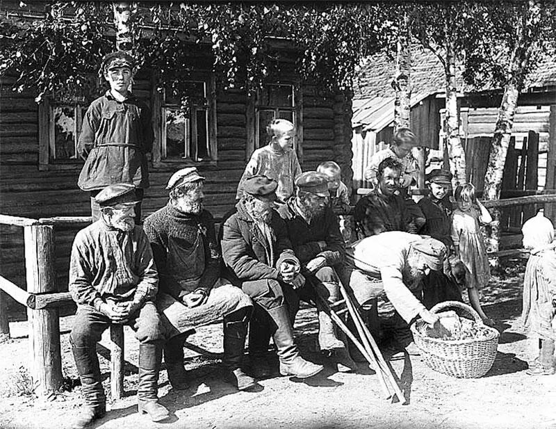 Группа мужчин и детей у дома Ленинградская обл Тосненский рон г - фото 4