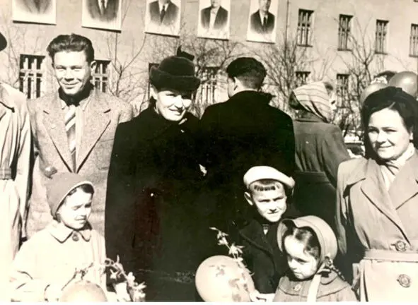 1959 год На первомайской демонстрации Алёнка мама Августа Константиновна - фото 16
