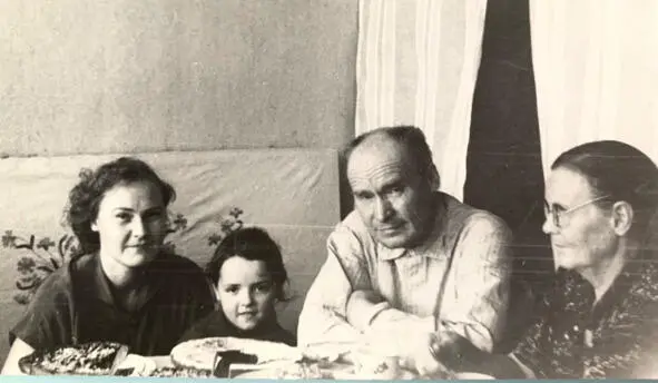 1958 год Лена в гостях у Фаины Дмитриевны Дмитрия Захаровича и Марии Ивановны - фото 17