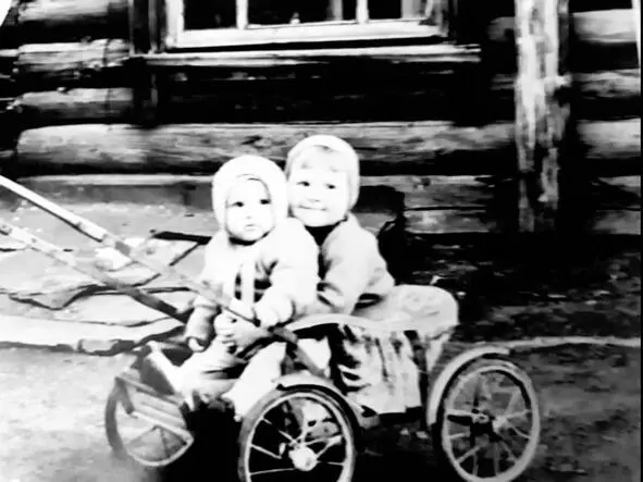 1961 год Во дворе дома соседка Наташа и племянница Фаины Бутаковой Лена - фото 18
