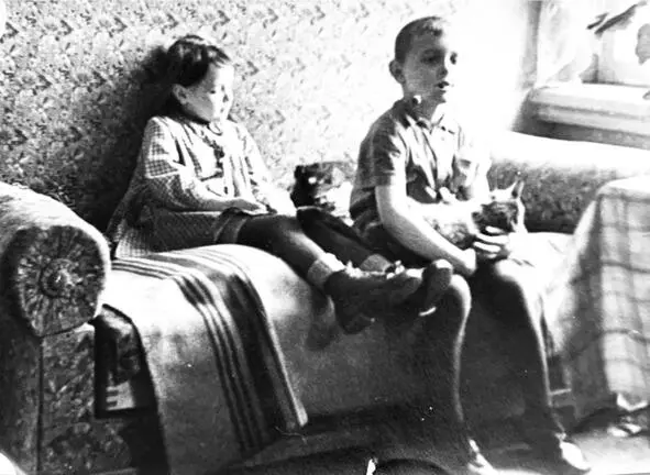 1958 год Алёнка и Лёня с котёнком Подарком в своей квартире Папа Борис - фото 21