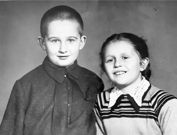 1957 год Яша и Женя Униговские Их детей Яшу и Женю я вообще считала нашими - фото 22