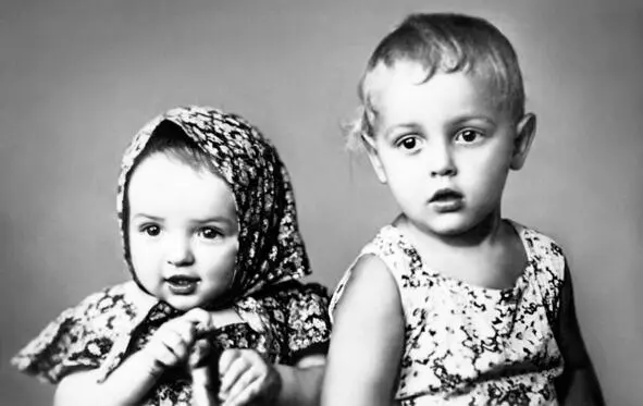 1955 год Алёнка и Лёня Придя в себя и обретя дар речи она попыталась - фото 25