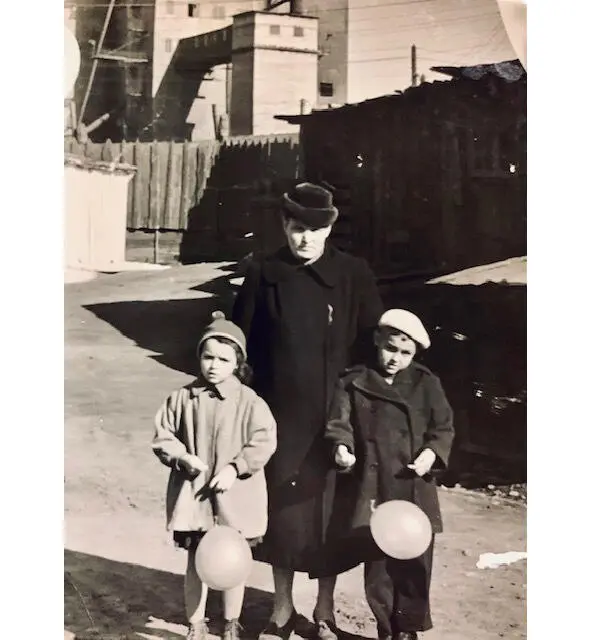 1959 год Алёнка с мамой Августой Константиновной и братом Лёней во дворе дома - фото 7