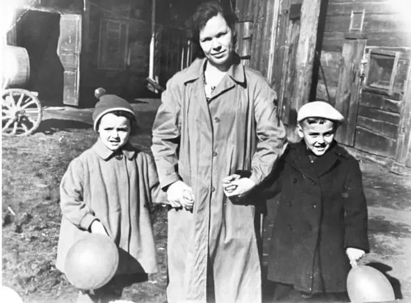 1959 год Алёнка Мария Константиновна Лёня во дворе дома Ещё у нас есть - фото 8