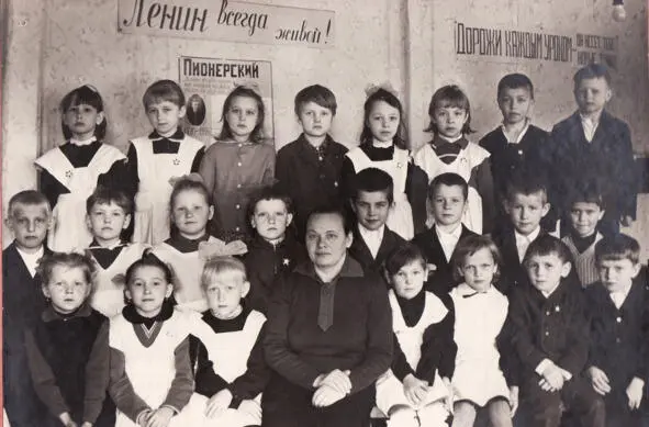 Мы с тезкой в верхнем ряду справа Андрюха помнишь как мы после уроков - фото 3