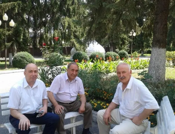 Şəkil 2 Mayak sanatoriyasının həyəti Soldan Burxan Berberov Əli Şamil və - фото 2