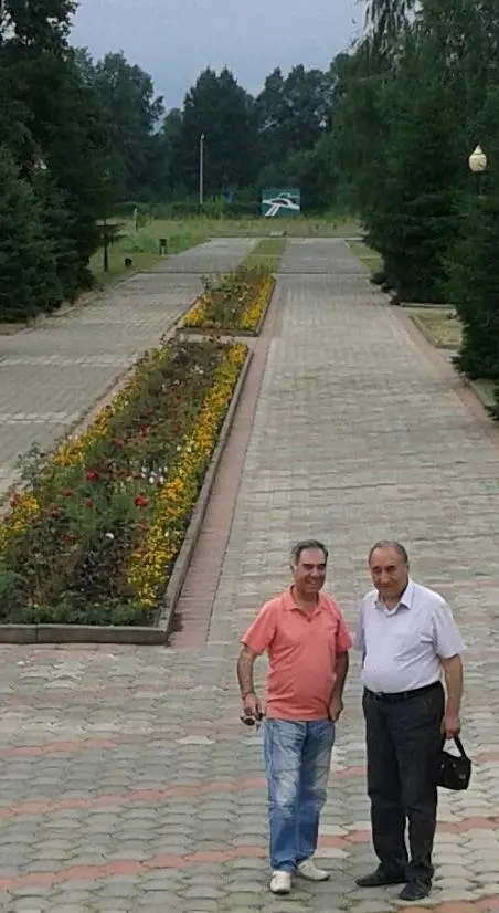 Şəkil 3 Murtuza İsgəndər oğlu və Əli Şamil Vladiqafqazdakı parkda Onun - фото 3