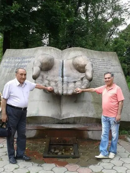 Şəkil 4 Əli Şamil və İsgəndər oğlu Vladiqafqaz parkındakı xatirə abidəsinin - фото 4