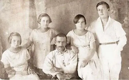 Борис Корнилов справа с семьей 1928 Песня эта задала тон массовой музыке - фото 4