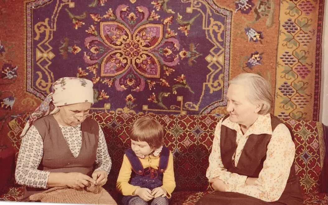 Елена Никитична восхищалась рукоделием моей мамы её вышивкой и вязанием и - фото 1