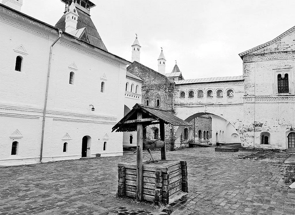 Двор Ростовского кремля Дворы Ростовского кремля Башни в сумерках - фото 24