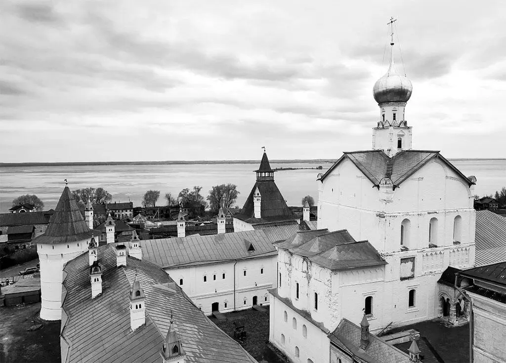 Дворы Ростовского кремля Башни в сумерках На колокольне - фото 25