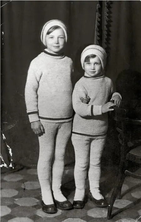 Илл 3 Нина слева и Лидия Мастерковы 1933 Архив ММТ и ВАТ Илл 4 - фото 4