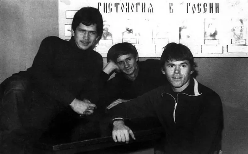 Студенческая юность Александр Тутов 1й слева с сокурсниками Андреем Поповым - фото 3
