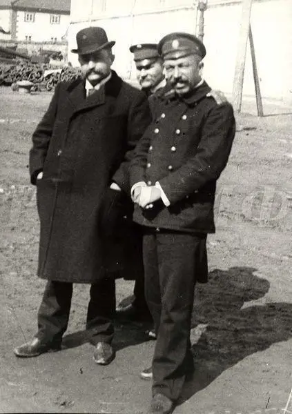 Командир миноносца Сильный лейтенант МК Бахирев справа ПортАртур 1904 - фото 20