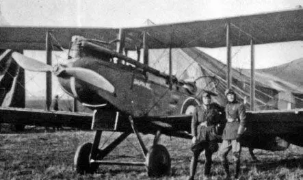 Right Lieutenant O R Gayford Left Captain J W B Grigson The DH9 in the - фото 15