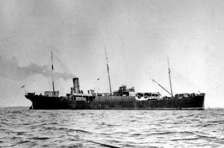 HMS Alader Youssanoff with two of 266 Squadrons Short 184s on the foredeck - фото 16