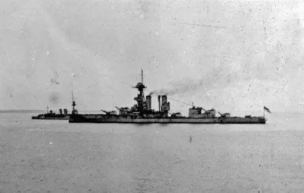 The British battleship Emperor of India During the evacuation of Novorossisk - фото 61
