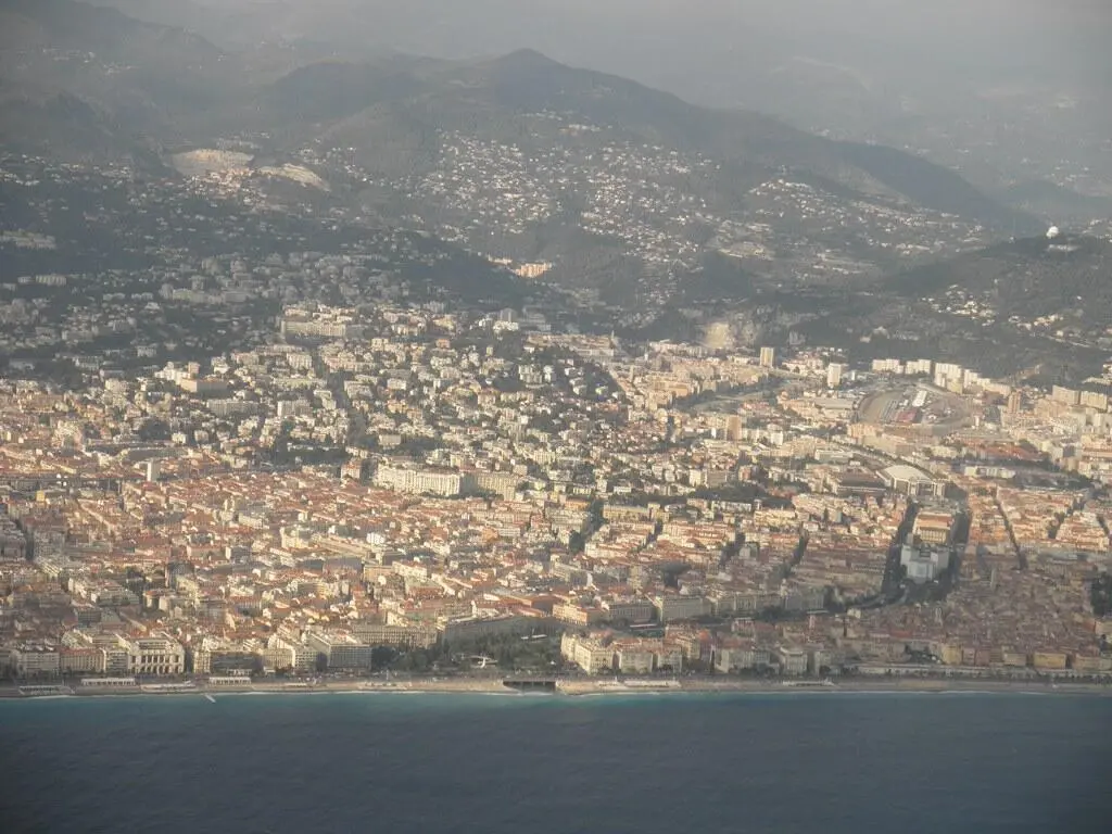 Ницца с самолёта Франция самая популярная среди туристов страна в мире В ней - фото 1