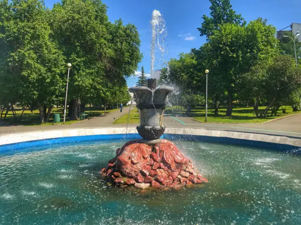 Фонтан Каменный цветок Там же в Комсомольском сквере находится памятник - фото 12