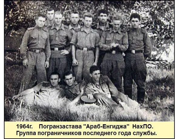 Летний навес для лошадей и питомник для собак были за дувалом проход к ним - фото 22