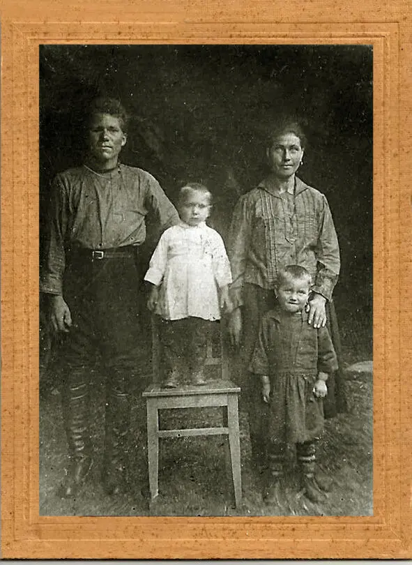 Дмитрий Ледяев и Евдокия Ледяева Чивкунова с дочерью Анной и сыном - фото 17