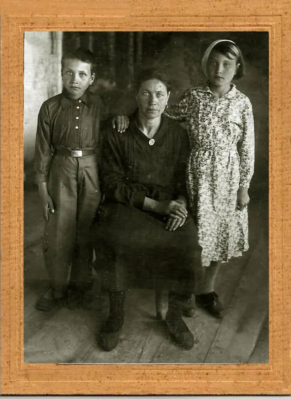 Евдокия Ледяева Чивкунова с дочерью Анной и сыном Александром 1937 год - фото 19