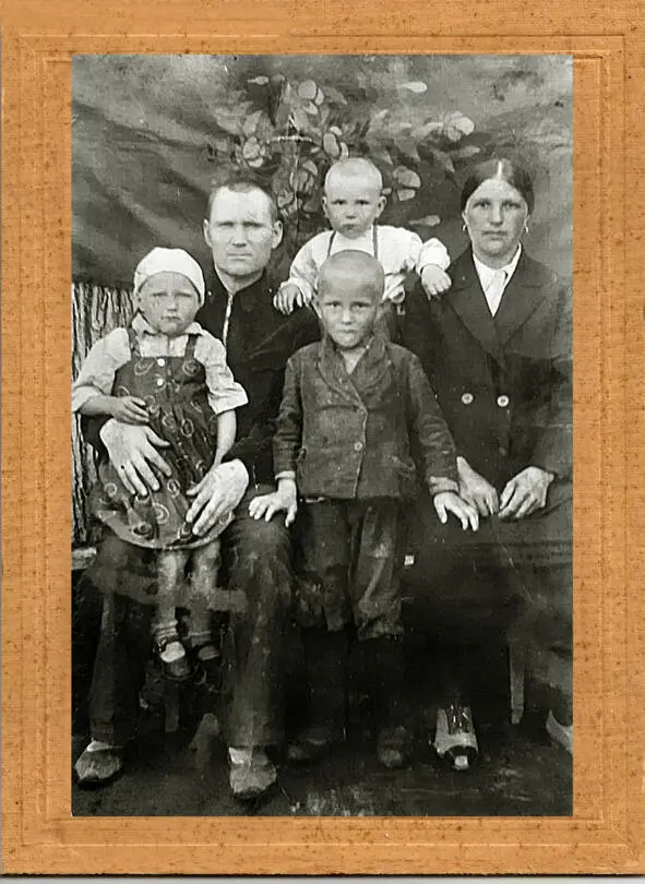 Иван и Анна Ледяевы с детьми пр 1940 год Один из братьев Дмитрия Ледяева - фото 25