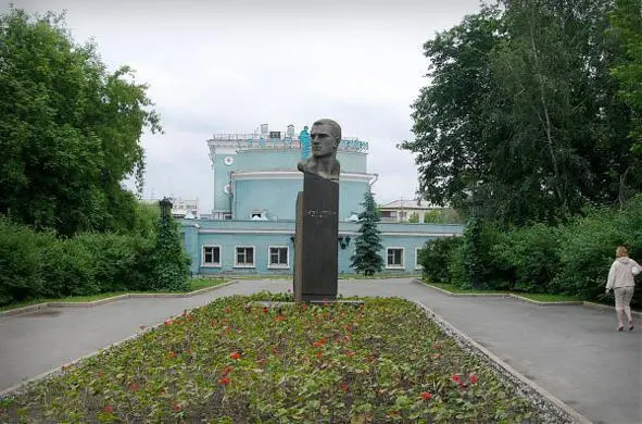 Цвиллинг на фоне кинотеатра Пушкина Фото интернет С народом трудно спорить - фото 6