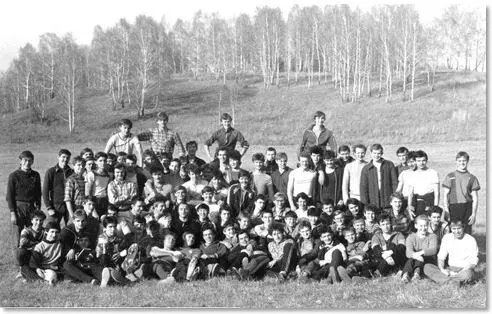 1989 г Новосибирская область Буготак Слет ОФП РТФ НЭТИ крайний справа сидит - фото 3