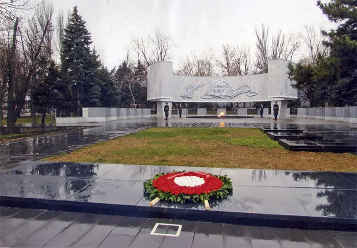 Мемориальный комплекс Павшим воинам с Вечным огнем на пл Карла Маркса в - фото 3