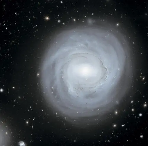 Эффектный вид на спиральную галактику NGC 4921 которая входит в скопление - фото 16