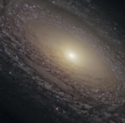 Центральный регион спиральной галактики NGC 2841 чье яркое гладкое - фото 20