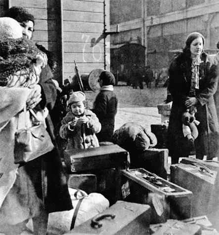 Еврейские беженцы в ожидании парохода отправляющегося в Палестину 1935 г - фото 16