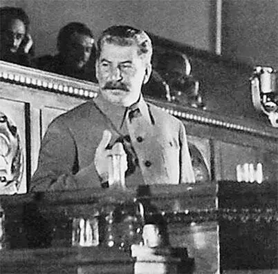 Сталин на трибуне XVII съезда ВКПб Уже в 1937 году Сталин впервые публично - фото 25