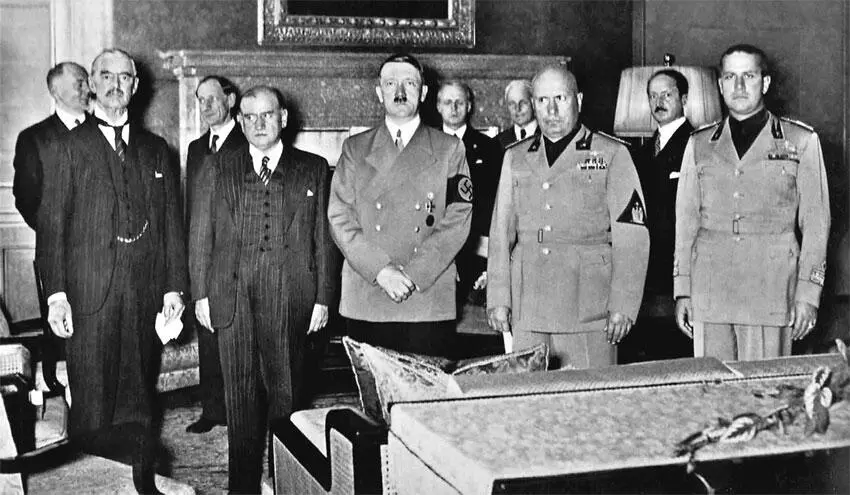 Участники Мюнхенского соглашения 1938 года В первом ряду слева направо Н - фото 28
