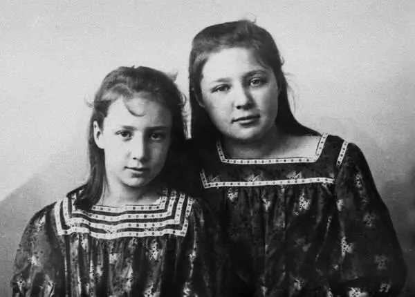Ася и Марина Цветаевы 1905 Оттого ли что мы обе были в нее и понимали ее - фото 7