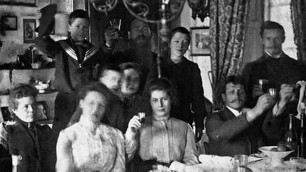 Обитатели Русского пансиона Сидят Александра Александровна Иловайская - фото 27