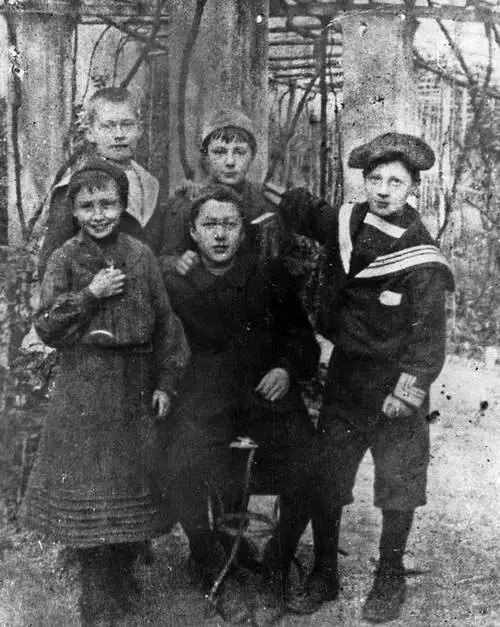 Марина и Ася с друзьями Нерви 1902 Ася Марина и Владислав Александрович - фото 29