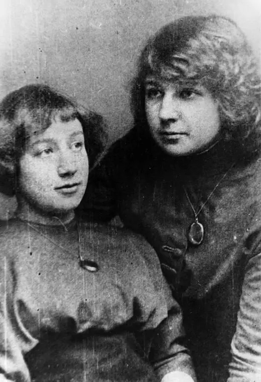 Ася и Марина 1911 Видя вместе похожих с той же улыбкой и тем же голосом - фото 43
