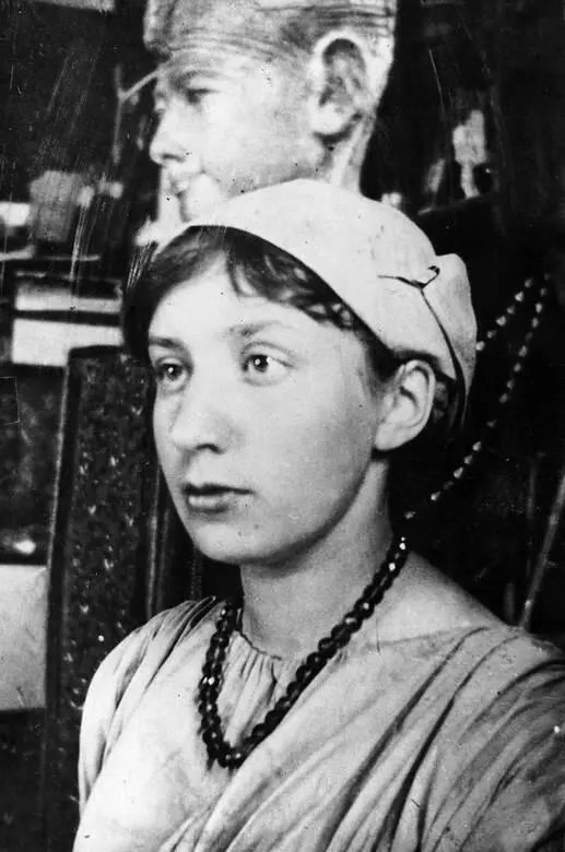 Ася у бюста богини Таиах Коктебель 1911 Дом Волошина в Коктебеле Вид с - фото 44