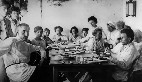 Коктебель 1911 Стоят Сергей Эфрон Марина Цветаева сидят Николай Беляев - фото 50