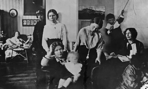 Кречетниковский переулок 1915 На первом плане Аделаида Герцык с Никитой - фото 59
