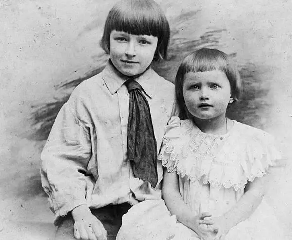 Андрей Трухачев и единокровная сестра Ирина Середина 1910х Андрей Трухачев - фото 70